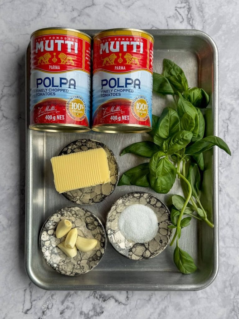 Ingredients required to make the sauce.